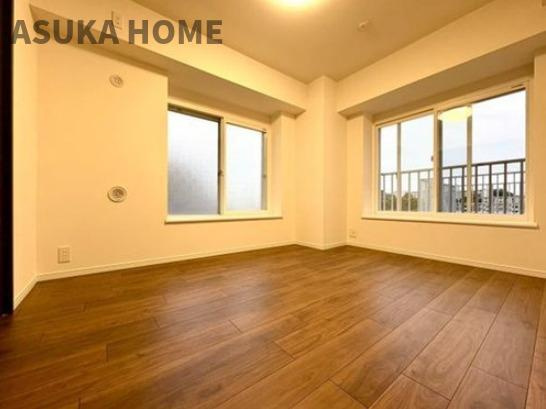 コスモ井土ヶ谷グランヒルズ9号棟の洋室|2面採光の明るいお部屋です。