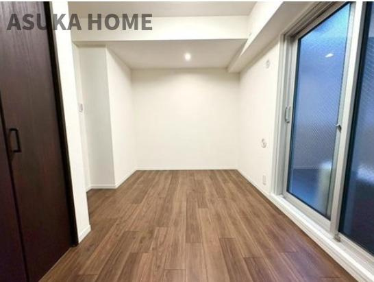 コスモ井土ヶ谷グランヒルズ9号棟の洋室|5.5帖の洋室になります。窓が大きく明るいですね。