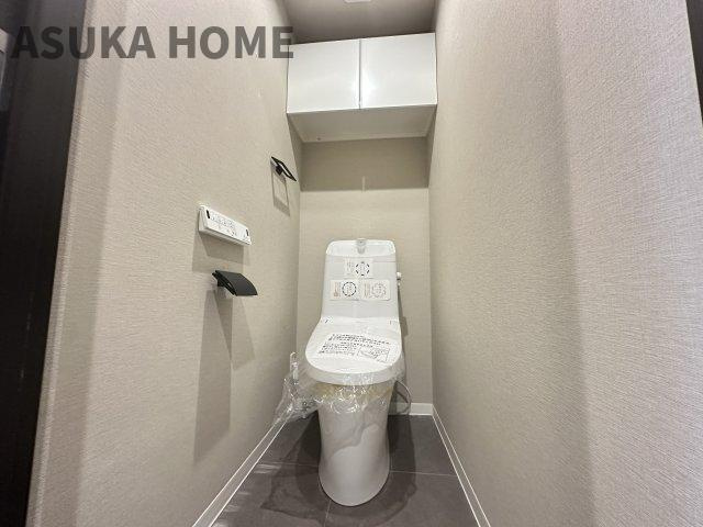 コスモ井土ヶ谷グランヒルズ9号棟のトイレ|収納付きの新規設置のトイレになります。