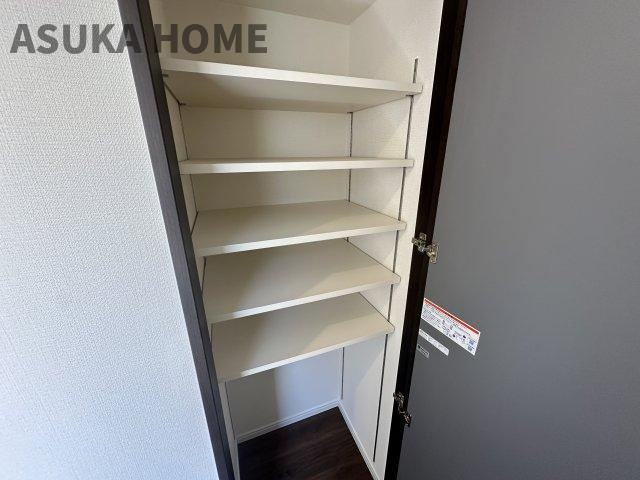 コスモ井土ヶ谷グランヒルズ9号棟の収納|廊下収納も嬉しい設備です。玄関近くなのでシューズボックスにも◎