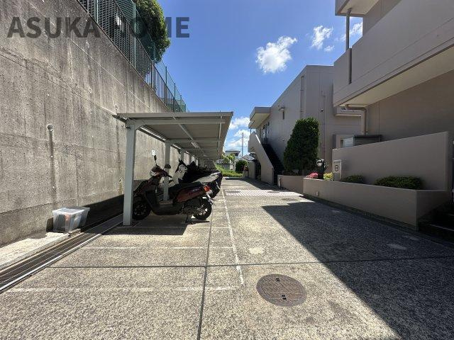 コスモ井土ヶ谷グランヒルズ9号棟の駐輪場|大切な自転車を雨から守ってくれる屋根付きの駐輪スペースです。