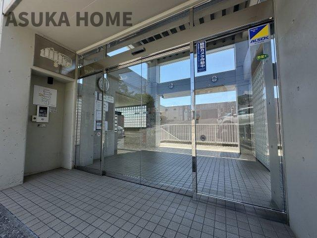 コスモ井土ヶ谷グランヒルズ9号棟のエントランス|綺麗に整備されたエントランス部分です。セキュリティー面でも安心のオートロックを完備。