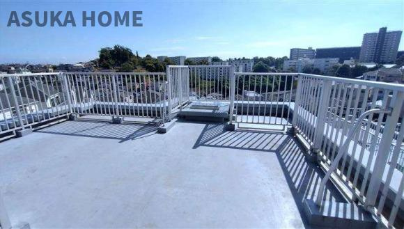 コスモ井土ヶ谷グランヒルズ9号棟のバルコニー|23.48㎡のルーフバルコニーです。ゆったりお茶をのんでもいいですね。これだけ広いと使い方もいろいろ