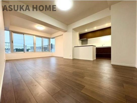 コスモ井土ヶ谷グランヒルズ9号棟の居間・リビング|窓が大きく広々18帖のLDKになります。ゆったりと暮らせそうです。