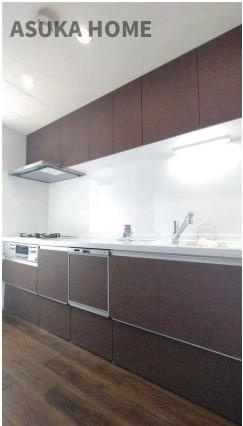 コスモ井土ヶ谷グランヒルズ9号棟のキッチン|収納たっぷりのお料理にも腕が鳴るシステムキッチンですね。