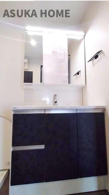 コスモ井土ヶ谷グランヒルズ9号棟の独立洗面台|新規設置の収納の多い洗面化粧台です。