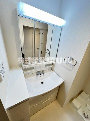 コーポラス京橋の洗面所|スペースが確保できる洗面所です