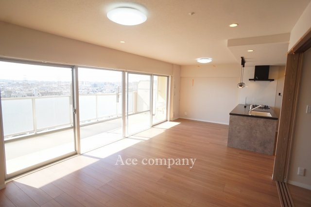 【居間・リビング】 | キャステージパーク4番街 | 【LDK：広々19.6帖！】全室クロス貼替え、床材張替え、建具新調、水廻り設備一新、ハウスクリーニング済みです☆