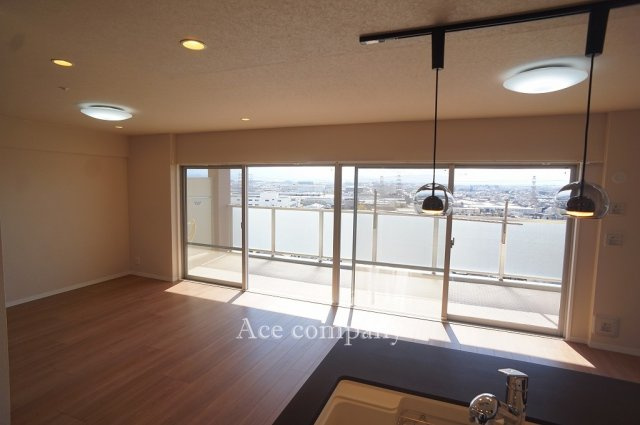 【居間・リビング】 | キャステージパーク4番街 | 【LDK：広々19.6帖！】ワイドサッシ！明るいリビング＆ダイニングです☆