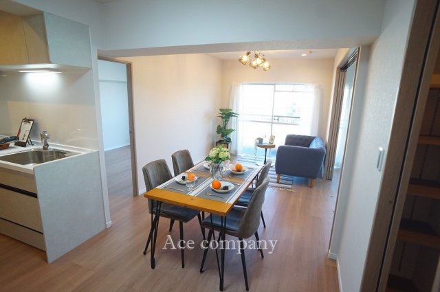 【居間・リビング】 | 住吉ニューライフ | 【LDK：13.5帖】※物件内に設置されている家具はディスプレイ用になります。家具付きではございません。ご了承下さい。