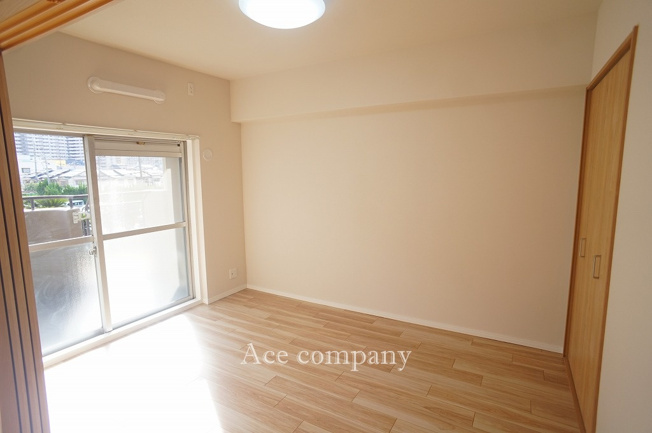 【子供部屋】 | シャトー第3八戸の里 | 【洋室5.6帖】バルコニーに面した明るいお部屋☆エアコン先行配管済みです☆