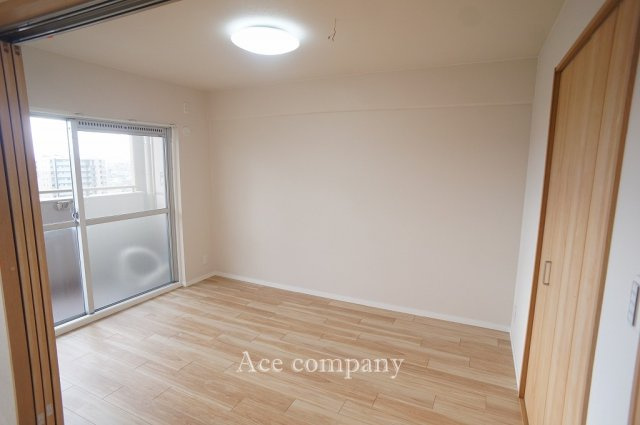 【内装】 | 第一シャトー八戸ノ里 | 【洋室6.3帖】バルコニーに面したお部屋です☆