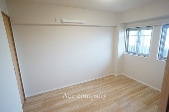 【寝室】 | 第一シャトー八戸ノ里 | 【洋室5.5帖】エアコン先行配管済みです☆