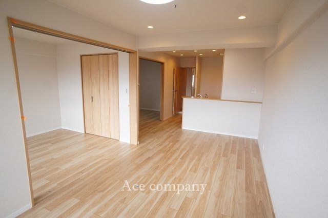 【居間・リビング】 | 第一シャトー八戸ノ里 | 【LDK：約13.5帖】クロス貼替え、床材張替え、室内水廻り設備一新、建具新調、ハウスクリーニング済みです☆