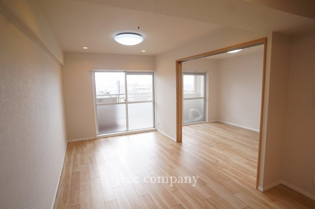 【居間・リビング】 | 第一シャトー八戸ノ里 | 【LDK：約13.5帖】続き間の洋室を開放してリビングの拡張ができます♪