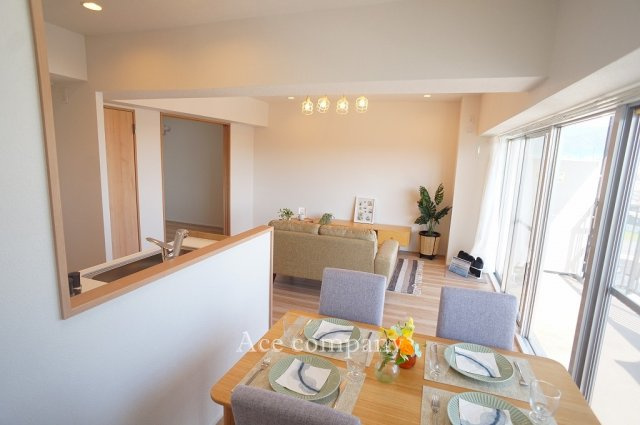 【居間・リビング】 | ハイム鴻池 | 【LDK：15.6帖】※物件内に設置されている家具はディスプレイ用になります。家具付きではございません。ご了承下さい。