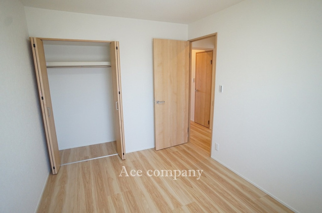 【子供部屋】 | ハイム鴻池 | 【洋室5.3帖】クローゼット完備です♪