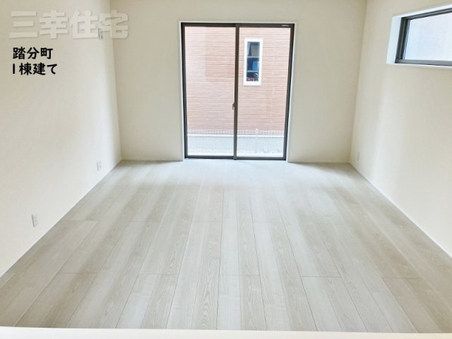 碧南市踏分町の居間・リビング|家具の配置に困らない使い勝手のいいリビング