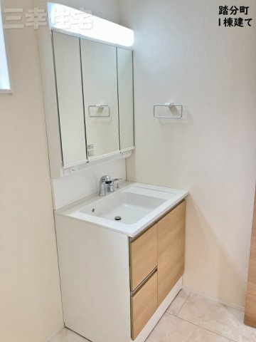 碧南市踏分町の構造・工法・仕様|基礎は重要な構造物なので、ベタ基礎の配筋を行った際には、第三者検査・性能評価機関による2回の検査を実施しており、工事の適正をジャッジしています