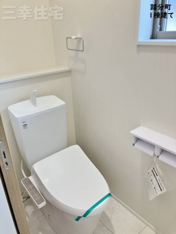 碧南市踏分町のトイレ|1階2階に洗浄便座を標準装備しています。水量は従来品より約60%カットされていて経済的です