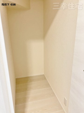 碧南市踏分町の収納|階段下の収納スペース。収納はあればあるほど助かりますね