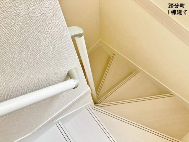 碧南市踏分町の設備|階段やトイレには手すりを設置し、転落の防止や体への負担を軽減しています。健康や安全に配慮した安心の住宅です