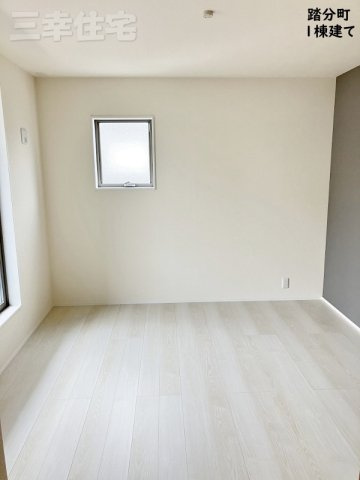 碧南市踏分町の寝室|主寝室7.5帖。主寝室専用の屋根のあるバルコニーに面しています