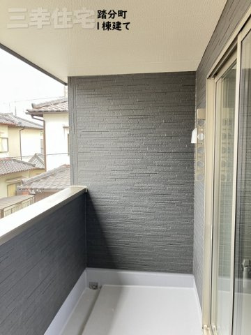 碧南市踏分町のバルコニー|屋根のあるバルコニーは、陽光・通風を確保した南向きの快適空間