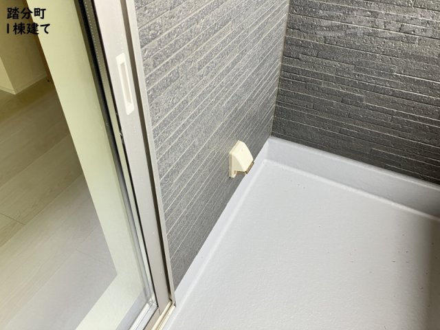 碧南市踏分町の設備|屋根のあるバルコニーには、物干し設備と電気コンセントが完備されています