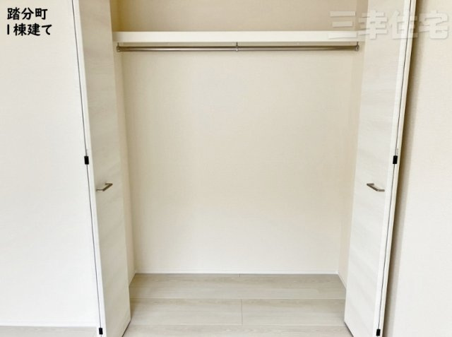 碧南市踏分町の独立洗面台|洗面化粧台は人造大理石ボウルを採用。十分な可動式収納棚も付いた見た目も美しく機能性に優れた使いやすい仕様です。曇り止めヒーターを内蔵しており、湯気による鏡面のくもりを抑えます♪