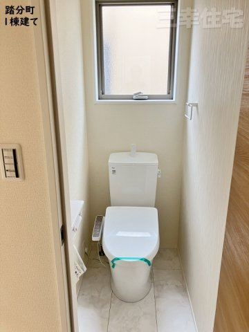 碧南市踏分町のトイレ|2階のシャワートイレも少ない水でパワフルな洗浄力を実現しています。 環境にやさしく、経済的です