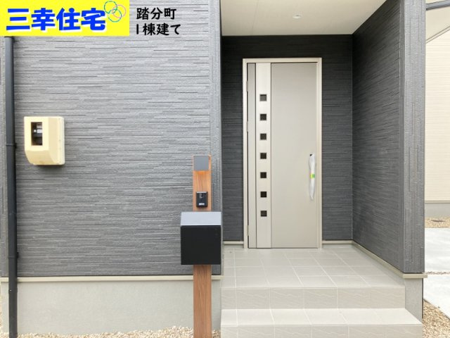 碧南市踏分町の玄関|玄関の鍵はスマートキー。最新式の玄関ドアです