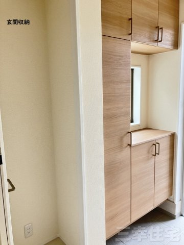 碧南市踏分町の収納|住まいの顔玄関には、靴がたっぷり入るトール形の大容量収納ですっきりした玄関を実現しました！収納内にはワイヤレス掃除機が充電できるように電気コンセントがあります♪