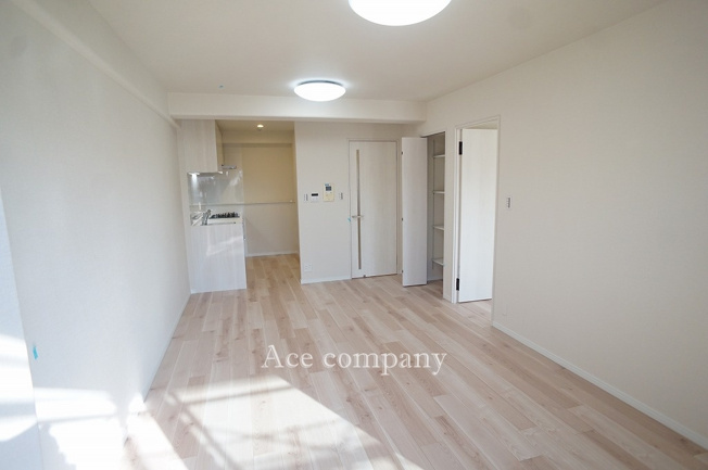 【居間・リビング】 | ネオコーポ桃谷 | 【LDK：約13.2帖】LDK中央に収納（可動式棚付き物入）あります♪