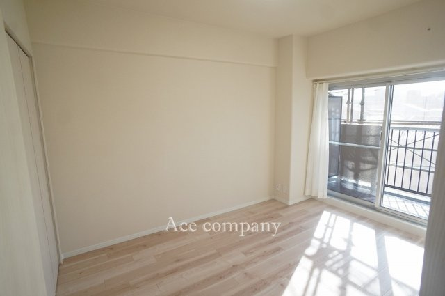 【寝室】 | ネオコーポ桃谷 | 【洋室6.5帖】バルコニーに面した明るいお部屋です☆