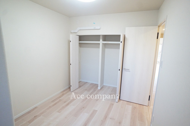 【子供部屋】 | ネオコーポ桃谷 | 【洋室5.1帖】エアコン先行配管済み☆クローゼット完備です♪