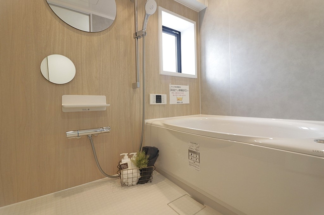 【浴室】 | ユニ・アルス真田山南 | ユニットバス・給湯器新調☆浴室乾燥機・高温差し湯機能完備☆窓付きです☆
