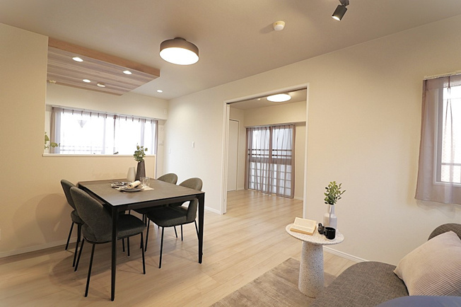 【居間・リビング】 | ユニ・アルス真田山南 | 【LDK：約12.1帖】クロス貼替え、水廻り設備一新、ハウスクリーニング済みです☆