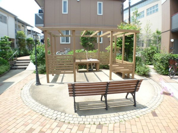 la bourg des cours Ｅ棟の庭|パーゴラ
