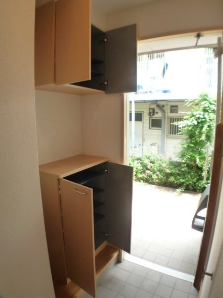 la bourg des cours Ｅ棟の玄関|玄関にはゆとりのシューズＢＯＸ♪