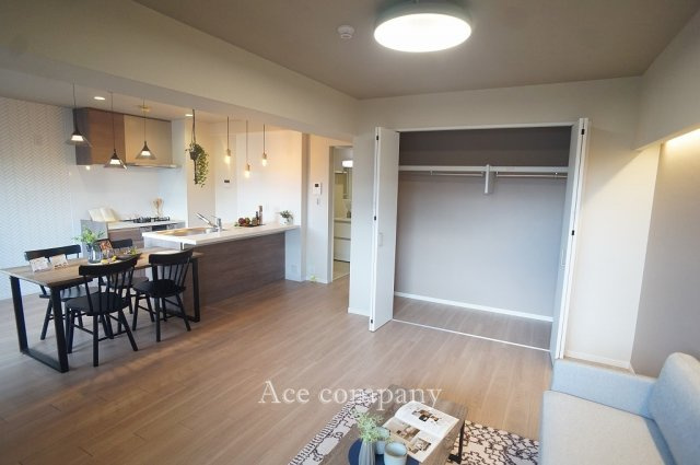 【居間・リビング】 | 西つるみコーポ | 【LDK：約16.5帖】リビングに大容量のクローゼット完備です♪