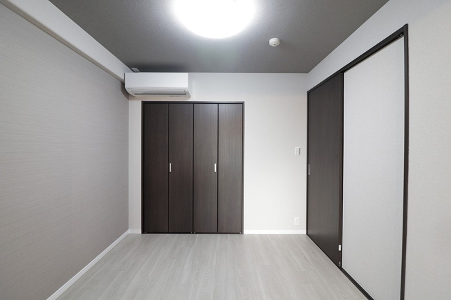 【内装】 | 大阪城公園グリーンマンション | 【洋室③：4.5帖】エアコン付きのお部屋☆クローゼット完備です♪