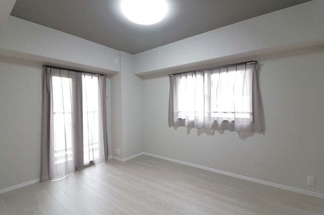 【寝室】 | 大阪城公園グリーンマンション | 【洋室①：6.6帖】北東側のバルコニーに面したお部屋です☆