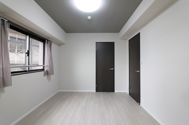 【寝室】 | 大阪城公園グリーンマンション | 【洋室①：6.6帖】ウォークインクローゼット完備です♪