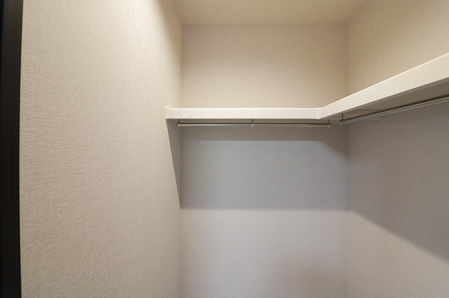【収納】 | 大阪城公園グリーンマンション | 【洋室①：6.6帖】のウォークインクローゼット内です♪