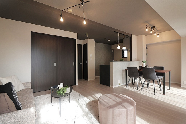 【居間・リビング】 | 大阪城公園グリーンマンション | 【LDK：約16.8帖】クロス貼替え、水廻り設備一新、ハウスクリーニング済みです☆