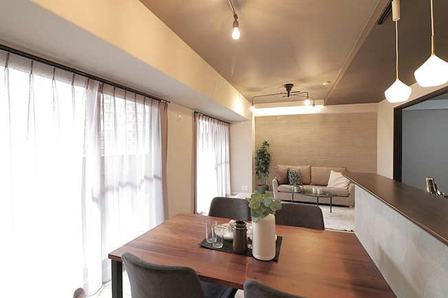 【居間・リビング】 | 大阪城公園グリーンマンション | 【LDK：約16.8帖】レースカーテン付きです☆