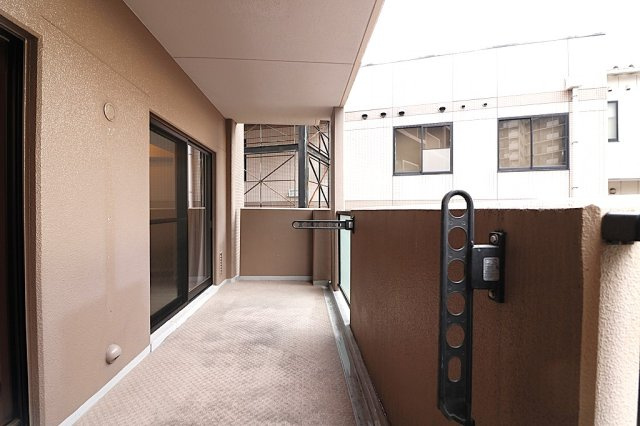 【バルコニー】 | 大阪城公園グリーンマンション | リビングに面した南西向きのバルコニーです☆