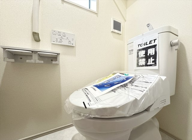 【トイレ】 | 志木市中宗岡1丁目　新築一戸建住宅　全1棟　(志木本店) | 1階トイレ／各トイレは家族を感染症から守る温水洗浄便座を完備。