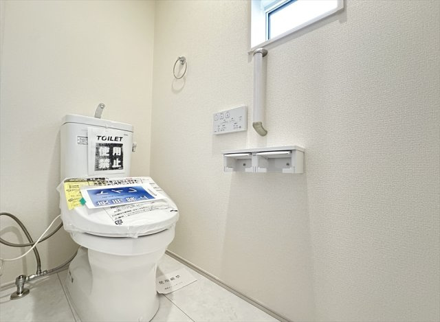 【トイレ】 | 志木市中宗岡1丁目　新築一戸建住宅　全1棟　(志木本店) | 2階トイレ／各トイレに手すりが完備されているので永く安心してお使いいただけます。